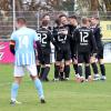 Sinnbildlich: Die Spieler des SC Schwarzach bejubeln einen ihrer fünf Treffer im Duell mit dem TSV Knetzgau/Oberschwappach, dessen Kapitän Raphael Schenk (vorne) es noch gar nicht so richtig fassen kann. 