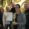 Als Gewinner des 20. Gelchsheimer Bürgerschießens zeichnete Schützenmeisterin Annette Düll (links)  die Clan-Mannschaft (von links) Axel, Jens und Karin  Heimann und Arian Kalic aus.