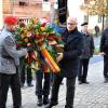 Die Abordnung der Patenkompanie der Gemeinde Kolitzheim und Gemeinderat Eric Dittman legen einen Kranz am Kriegerdenkmal nieder. Die Abordnung der Patenkompanie der Gemeinde Kolitzheim und Gemeinderat Eric Dittman legen einen Kranz am Kriegerdenkmal nieder.