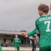Der TSV Großbardorf bejubelt das 1:0 durch Luis Wäcke (links) nach einer Flanke von Mika Manninger (Nummer 7). In den Jubel stimmt Linus Steinmetzer (rechts) mit ein. Im Hintergrund läuft Jonas Hau auf das Trio zu.