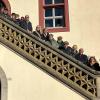 Zu sehen (rechts): 1. Bürgermeister der Stadt Ochsenfurt Peter Juks gemeinsam mit der Leiterin der Tourist Information Arlena Ridler (Dritte von rechts), Stadtarchivar Georg Menig (Vierter von rechts) sowie elf Gästeführer und drei Museumsaufsichten vor dem gotischen Rathaus in Aub.