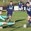 Traf in den letzten fünf Spielen sechs Mal, so wie hier beim 2:0 vor gut zwei Wochen gegen Röllbach: Dampfachs Lars Tully (rechts).