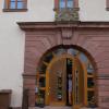Die Grundschule in Aura (Archivbild).