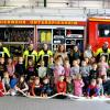 Die Bären- und der Mäusegruppe stellen sich dem Fotografen. Im Hintergrund die Kolleginnen des Erzieherteams der KiTa und die Feuerwehrleute, die mit geholfen haben, den Kindern alles rund um die Feuerwehr zu zeigen und zu erklären.Vorne links kniend: Nina Brand, Miriam Heilmann, stehend von links:Regina Heuss, Inge Sternecker, Feuerwehrleute Benedikt Scheller, Paula Scherpf, Alina Ebert, Caroline Schraud, Yvonne Engel, Lea Graumann, Matthias Häusler, Komandant Christian Pretscher.