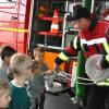 Praktische Übung: die Kinder helfen dem Kommandanten der Freiwilligen Feuerwehr, Christian Pretscher, den Schlauch auszurollen. Praktische Übung: die Kinder helfen dem Kommandanten der Freiwilligen Feuerwehr, Christian Pretscher, den Schlauch auszurollen.