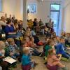 Feuerwehrmann Herr Sturm las den Kindern vor.