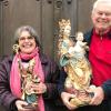 Gabriele Drdlicek und Stefan Mehling mit Bischofs- und Madonnenfigur. 