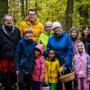 Die Jungen und Mädchen vom Kinder- & Jugendheim Geesdorf, hier mit ihren Betreuern und dem Vorstand der Waldkörperschaft Wiesentheid, genossen den Tag im Wald.