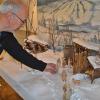 Der Rhöner Bildhauer Herbert Holzheimer aus Langenleiten arrangiert die Figuren in einem seiner Lieblingsstücke: der Rhöner Krippe im Schnee. 