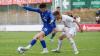 Moritz Gündling (links) vom FV 04 Würzburg behauptet den Ball vor Adrian Hoti vom SV Donaustauf: Das Hinspiel gewannen die Blauen zu Hause mit 2:0. Auf das Rückspiel müssen beide Mannschaften noch warten, die für Samstag geplante Partie in Donaustauf wurde abgesagt.