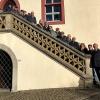 Der Bürgermeister der Stadt Ochsenfurt Peter Juks (rechts) gemeinsam mit der Leiterin der Tourist Information Arlena Ridler (Dritte von rechts), Georg Menig (Vierter von rechts) sowie elf Gästeführer und drei Museumsaufsichten der Stadt Ochsenfurt beim Saisonabschluss vor dem gotischen Rathaus in Aub.