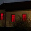 Erinnerung an die Verfolgung von Menschen aufgrund ihres religiösen Bekenntnisses: die rot erleuchtete Kirche St. Sebastian von Unterspiesheim. Erinnerung an die Verfolgung von Menschen aufgrund ihres religiösen Bekenntnisses: die rot erleuchtete Kirche St. Sebastian von Unterspiesheim.