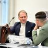 Rechtsanwalt Jochen Kaller berät sich mit dem Angeklagten, der vom zweiten Verteidiger Fabian Pflefka verdeckt wird.