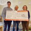 Michael Dimmer (Würzburger Versicherungs-AG) übergibt einen Spenden-Scheck in Höhe von 2500 Euro an, Sigrun Vescovi (Vorsitzende Kinderschutzbund Würzburg) und Elisabeth Schuch (Diplompädagogin Kinderschutzbund Würzburg).