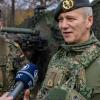 Die 10. Panzerdivision übt erstmals mit ihrer neu unterstellten niederländischen Brigade die Bündnisverteidigung in Wildflecken. Brigadegeneral Gert-Jan Kooij im Gespräch mit den Pressevertretern. Im Hintergrund Generalsmajor Ruprecht von Butler.