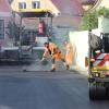 Die Arbeiten zur Sanierung der Kleinlangheimer Bahnhofstraße gehen dem Ende entgegen. Am Dienstag wurde im südlichen Bereich der Straße die Asphaltschicht aufgetragen.
