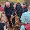 Die Drittklässler der Edmund-Grom-Grundschule sind als Walddetektive unterwegs