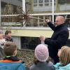 Herr Eberth zeigt den Kindern die Wurzeln des Apfelbaums. Herr Eberth zeigt den Kindern die Wurzeln des Apfelbaums.
