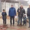 Vor Kurzem händigte die Gemeinde Wasserlosen auf ihrem Bauhof, die im Rahmen des Streuobstpaktes Bayern bestellten Bäume an Privatpersonen aus. Wasserlosens Bürgermeister Anton Gößmann (Dritter von links) unterstützte dabei tatkräftig die Bauhofmitarbeiter und packte selbst mit an und verteilte die Pflanzen an große und kleine Bürgerinnen und Bürger. Auch Gemeinderat Gottfried Bindrim (rechts) war unter den Bestellern.
