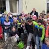Gemeinsam pflanzten Herr Eberth und die Kinder den Apfelbaum.