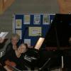 Für den Veitshöchheimer Bernhard von der Goltz, Musiklehrer und Kulturreferent des Gemeinderates, war es ein großes Vergnügen, die drei renommierten Musikerinnen des Trio Vivente bei ihrem Konzert in der Aula der Eichendorff-Grundschule anzukündigen (von rechts): seine Schwester Kristin von der Goltz, die Geigerin Anne Katharina Schreiber und die Pianistin Jutta Ernst.