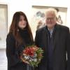 Mit einem Blumenstrauß bedankte sich Bürgermeister Claus Bittenbrünn bei Karin Dorn-Tetzlaff für deren Ausstellung.