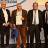 Zu den 22 Kreissiegern beim BFV-Ehrenamtspreis gehört auch Günter Kamm (Zweiter von links) vom VfR Burggrumbach. Ihm gratulieren (von links) DFB-Sportdirektor Rudi Völler, Kreisehrenamtsbeauftragter Helmut Wittiger und BFV-Präsident Christoph Kern.