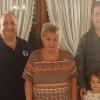 Die beiden Vorstände der Spessartbund-Ortsgruppe Oberndorf-Bischbrunn, Tobias Väth (rechts) und Dirk Schüssler (links) dankten Margarete "Gretel" Kaufmann mit einem Präsent für ihren langen Einsatz im Küchenbereich des Wanderheims.