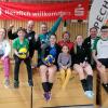 Im Bild die Volleyballmannschaft "Kabine 3" vom TSV Ostheim mit Nachwuchs.