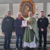 Im Bild: 1. Vorsitzender Michael Mikus, Theo Mikus, Pfarrer Andreas Engert und Dirigent Andreas Pickel.