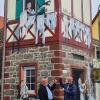 Bürgermeister Achim Müller und Kommunalkundenberater Frank Schneider freuen sich über das Kunstwerk an der Trafostation.