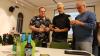 Einer der acht Stände (von links): Die Biere der Marke "Grüner Anarchist" von Michael Schneider sahen sich Torsten Ruf und Erwin Scheiner vom Bund Naturschutz an.