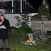 Gemeinderat Dieter Dietz erinnert an die Opfer von Krieg und Gewalt in aller Welt und legt im Namen der Gemeinde einen Kranz am Kriegerdenkmal nieder. Im Hintergrund Pfarrer Thomas Amrehn.