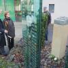 Auf dem Gemeindefriedhof erinnert nun eine gut sichtbare Stele an die Schicksale deportierter und ermordeter jüdischer Niederwerrner. Auf dem Gemeindefriedhof erinnert nun eine gut sichtbare Stele an die Schicksale deportierter und ermordeter jüdischer Niederwerrner.