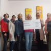 Rektorin Petra Hergenröther überreichte an die Schulchen-Leiterin Stefanie Peschel einen Scheck in Höhe von 1.000 Euro.