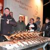 Auf dem Foto sind von links der Kommandant Marco Gräf und Fischspezialist Christoph Kraus beim Grillen der Makrelen sowie hungrige Gäste zu sehen.