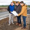 Genau an dieser Stelle hat Polier Daniel Kraiß (links) im Neubaugebiet Sandweg II in Obereuerheim eine Baumrigole eingebaut. "Wir wollen Vorreiter sein", sagt Bürgermeister Jens Machnow, der mit seinem Bauingenieur Sebastian Saalmüller die Arbeit begutachtet.