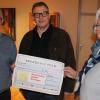 Gerhard Spöckl, Helmut Schultheis und Astrid Glos bei der Übergabe des symbolischen Spendenschecks.