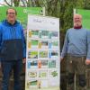 Ein Fokus-Naturtag fand in diesem Jahr in der Dorfgemeinschaft Hohenroth statt: Alexander Seith (links), Leiter der Arbeitsbereiche, und Christian Bahr, Teamkoordinator der Hohenrother Landwirtschaft, zeigen das Plakat, auf dem die Maßnahmen, die im Rahmen der Naturschutzberatung erarbeitet wurden, festgehalten sind.