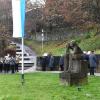 Am Ehren- und Gedenkmal unterhalb der Stadtmauer wurden im stillen Gedenken zahlreiche Kränze ortsansässiger Organisationen und Vereine niedergelegt.