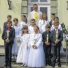 Zum ersten Mal am Tisch des Herrn: die Heustreuer Kommunionkinder mit Pfarrer Frank Mathiowetz.