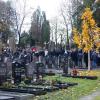 Zahlreiche Menschen waren bei der Kranzniederlegung auf dem Israelitischen Friedhof dabei. Zahlreiche Menschen waren bei der Kranzniederlegung auf dem Israelitischen Friedhof dabei.