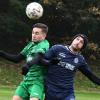 Kopfballduell zwischen Riedenbergs Tim Stecklein (links) und Wülfershausens André Englert.