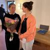 Blumen für die Leiterin des neuen Familienstützpunktes in Rimpar: Paula Geßner (rechts) mit Claudia Ruhe. Von letzterer stammt das Konzept der Familienstützpunkte.