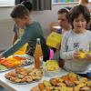 Beherzt griffen die Schülerinnen und Schüler der ersten Klassen bei der Bio-Brotboxaktion in Poppenhausen, Wasserlosen, Geldersheim und Niederwerrn zu.