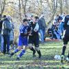 Auf dem herbstlich gefärbten Platz in Oehrberg rangeln Julian Brand von der SG Waldfenster/Lauter (links) und Paul Mathes um den Ballbesitz.
