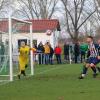 SV-DJK-Keeper Maximilian Schneider (links) ist auf dem Sprung, muss aber letztlich nicht eingreifen. Vorne beobachten Heidenfelds Spiridon Antoniou und Jeremy Mantel die Szene vor dem Unterspiesheimer Michael Mantel.