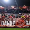 Dank an die Fans: Nach dem Erfolg im letzten Heimspiel des Jahres gegen Illertissen stellen sich die Würzburger Kickers zum Gruppenbild auf.