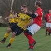 Timo Helmer (am Ball) erzielte für die SG Sulzfeld/Merkershausen  den 4:3-Siegtreffer gegen die SpVgg Sulzdorf/Bundorf (rechts Simon Büschelberger).