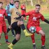 Der Sackenbacher Ridvan Kaya (rechts) schirmt den Ball gegen Jon Mehana vom SV Schaippach ab.